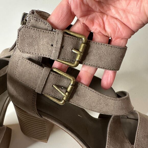 Melrose & Market Gray Taupe Suede Brass Ankle Buckle Sandal Block Heel Shoes 7.5 - Picture 7 of 9